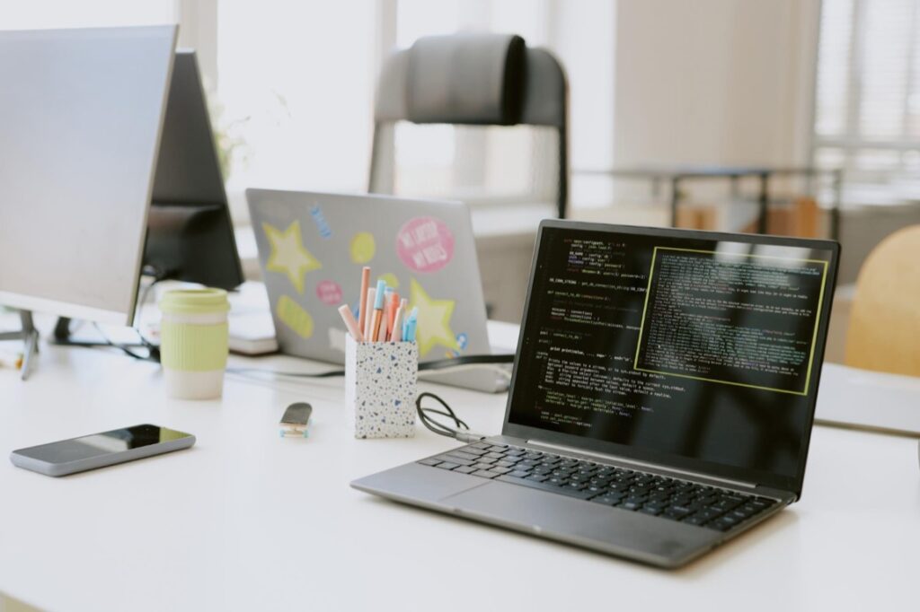 W dzisiejszym świecie, gdzie praca zdalna i mobilność stały się normą, wybór odpowiedniego laptopa może znacząco wpłynąć na naszą produktywność i komfort pracy