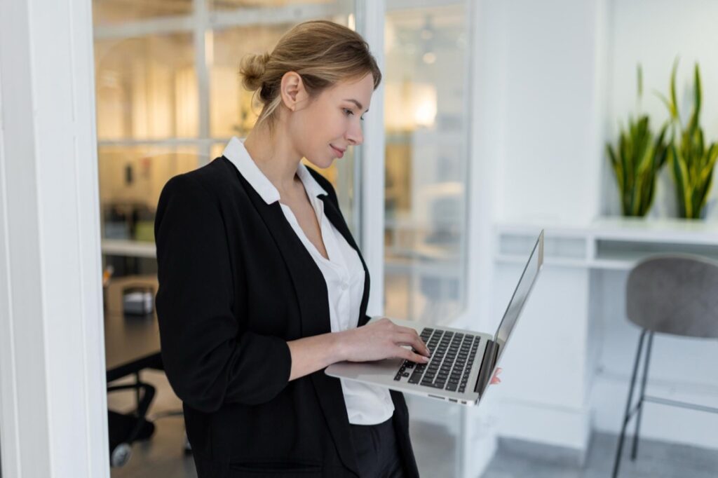 W dzisiejszym świecie, gdzie praca zdalna i mobilność stały się normą, wybór odpowiedniego laptopa może znacząco wpłynąć na naszą produktywność i komfort pracy
